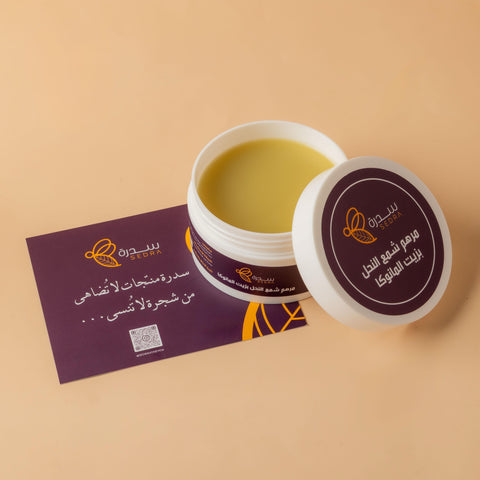 مرهم شمع العسل بزيت المانوكا على اليد
